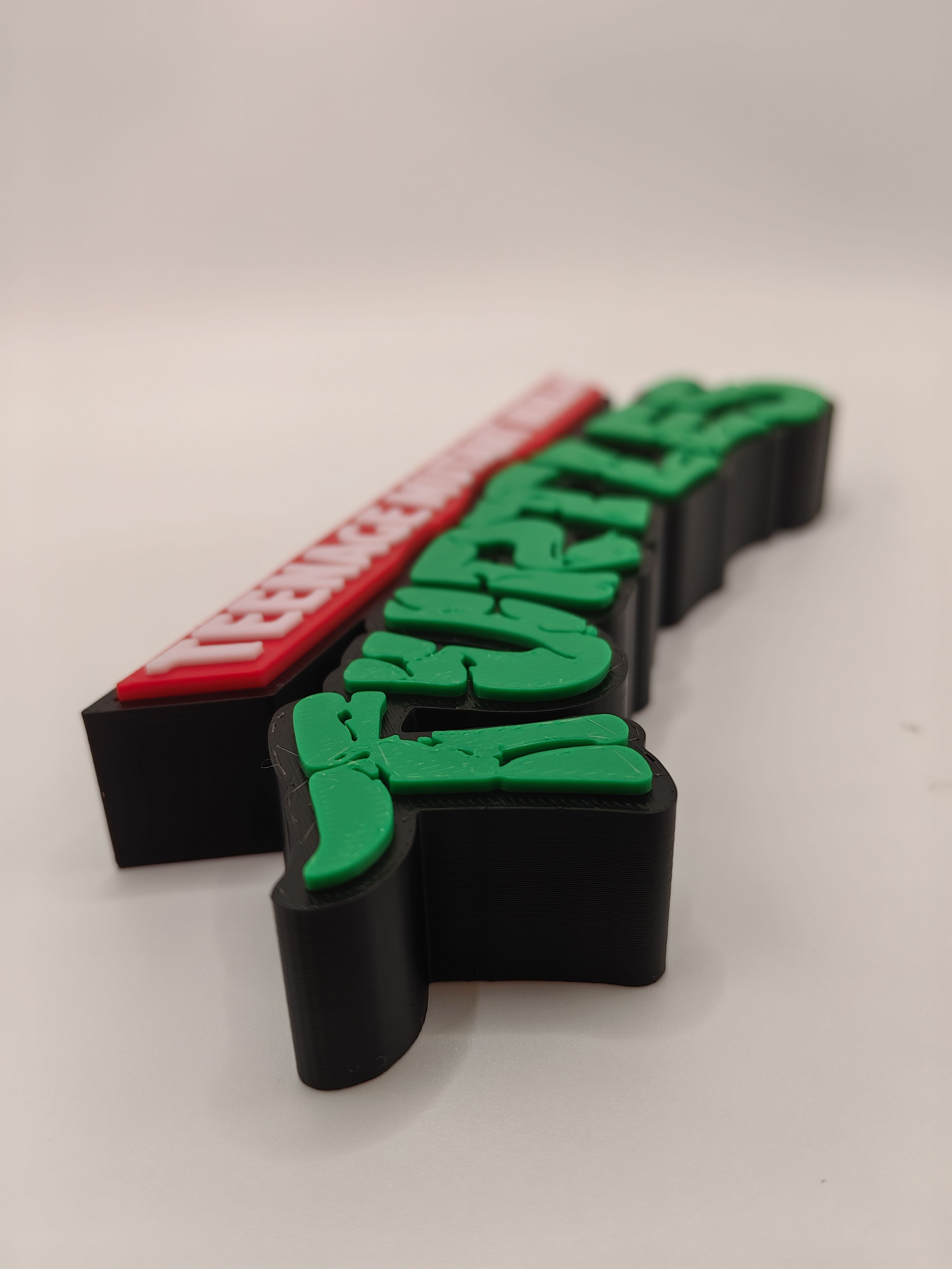 Cartel con logotipo 3D de títu - Anime Cosplay Title reseña y precio